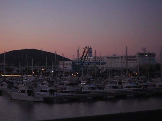夕日と船の写真